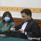 Bibi Ardiansyah gendong anak temani Vanessa Angel sidang kasus narkoba (Sumber: KapanLagi.com®/Bayu Herdianto)