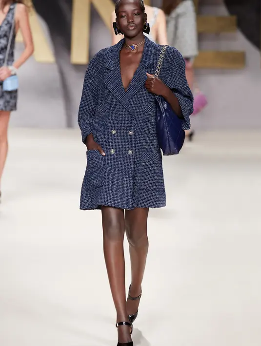 Kampanye koleksi Chanel terbaru ini menghadirkan 5 film yang menampilkan Lily Rose Depp, Alma Jodorowsky, Jennie BLACKPINK, Rebecca Dayan, dan Quannah Chasinghorse Potts, yang semuanya mengulangi gerakan yang sama dengan sebuah kamera di tangan masing-masing. Foto: Document/Chanel.