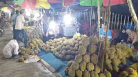 Deretan tumpukan durian yang dijajakan di kawasan Tugu Juang Sipin, Kota Jambi.