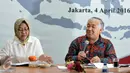 Din Syamsuddin (kanan) dan Siti Zuhro saat deklarasi Dewan Nasional Pergerakan Indonesia Maju (PIM) di Jakarta, Senin (4/4/2016). Din Syansuddin menjadi Ketua dari Dewan Nasional Pergerakan Indonesia Maju. (Liputan6.com/Johan Tallo)