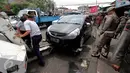 Sebuah mobil yang parkir liar diangkut Sudinhub di Pasar Tanah Abang, Jakarta, Kamis (4/5). Penertiban dilakukan agar mengurai kemacetan. (Liputan6.com/Johan Tallo)