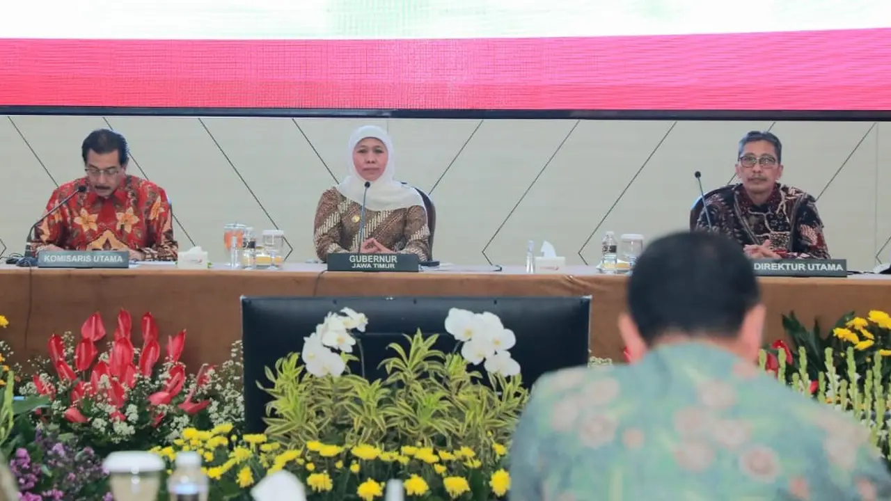 Khofifah saat menghadiri Rapat Umum Pemegang Saham Luar Biasa (RUPS LB) PT Bank Pembangunan Daerah Jawa Timur. (Dian Kurniawan/Liputan6.com)