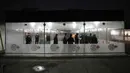 Orang-orang menunggu tes virus corona COVID-19 di tempat pengujian darurat, Seoul, Korea Selatan, Rabu (26/1/2022). Korea Selatan mengurangi periode karantina dan perluasan pengujian cepat menyusul melonjaknya kasus COVID-19. (AP Photo/Ahn Young-joon)