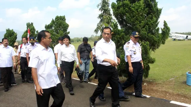 Menteri Perhubungan Budi Karya Sumadi saat meninjau Bandara Wirasaba, yang kini diubah namanya menjadi Bandara Jenderal Besar Soedirman (JBS), Purbalingga. (Foto: Liputan6.com/Muhamad Ridlo)