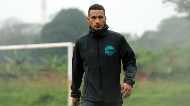 Pemain depan Persija, Raphael Maitimo terlihat kecewa tidak bisa ikut berlatih bersama di NYTC Sawangan, Depok