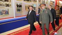 Sergei Shoigu dan delegasi China berpangkat tinggi berada di Pyongyang sebagai tamu asing pertama Kim Jing Un yang diketahui sejak dimulainya pandemi COVID-19. Gencatan senjata Perang Korea dirayakan sebagai Hari Kemenangan. (Korean Central News Agency/Korea News Service via AP)