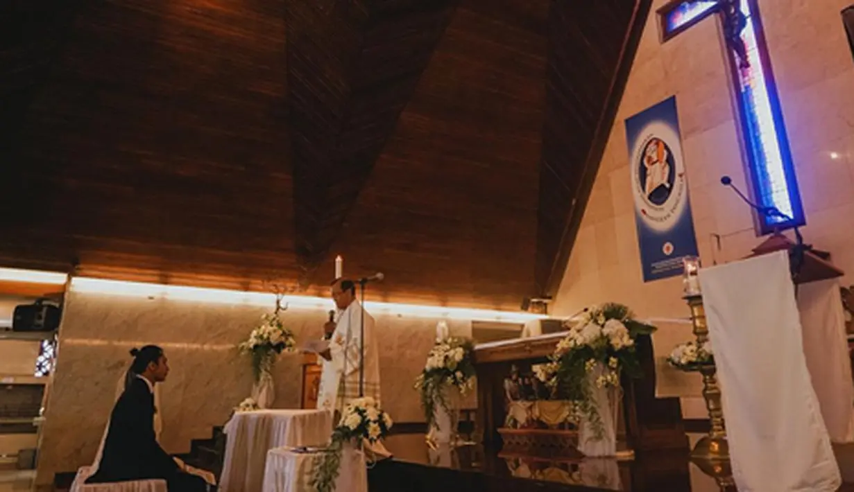Revaldo - Indah Puspita Sari melakukan pemberkatan nikah di Gereja. (Instagram/ruangproduction)