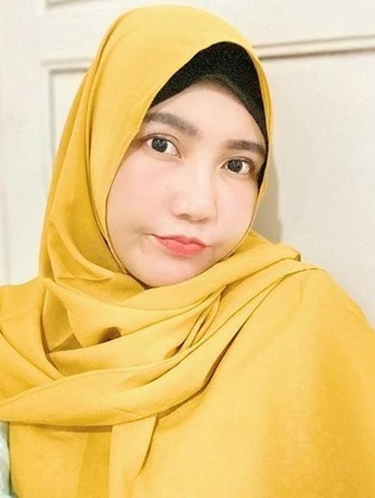 FOTO: Gaya Via Vallen Pakai Busana Warna Kuning, Cerah ...