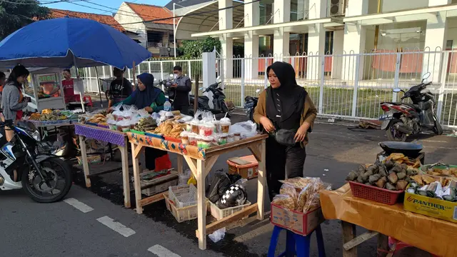 Pasar takjil di Jalan Panjang, Kebon Jeruk, Jakarta Barat, pada Ramadhan 2023