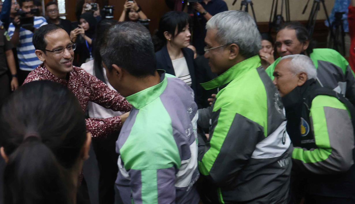 Sidang kali ini masih bergendakan mendengar keterangan saksi-saksi. Hari ini , Senin (2/2/2026), Jaksa Penuntut Umum (JPU) pada kasus ini menghadirkan tujuh orang saksi. Tampak dalam foto, mantan Menteri Pendidikan, Kebudayaan, Riset dan Teknologi (Mendikbudristek), Nadiem Makarim sesaat sebelum menjalani persidangan lanjutan di Pengadilan Tindak Pidana Korupsi Jakarta (Tipikor) Jakarta, Senin (2/2/2026). (Kapanlagi.com/Budy Santoso)