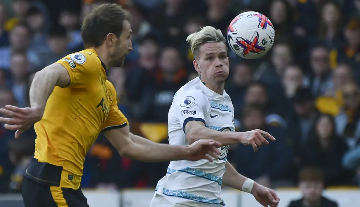 <p>Berhasil unggul membuat Wolverhampton Wanderers makin percaya diri. Mereka nyaris mencetak gol kedua pada menit 37. Beruntung bagi Chelsea, Kepa Arrizabalaga masih bisa menepis tembakan dari Diego Costa. (AP Photo/Rui Vieira)</p>