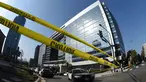 Personel LAPD Hazmat dan Bomb Squads  mempersiapkan diri untuk menyelidiki sebuah paket mencurigakan yang ditemukan di ruang surat di kantor Deutsche Bank di Los Angeles, California, Rabu (19/8/2015). (AFP/MARK RALSTON)