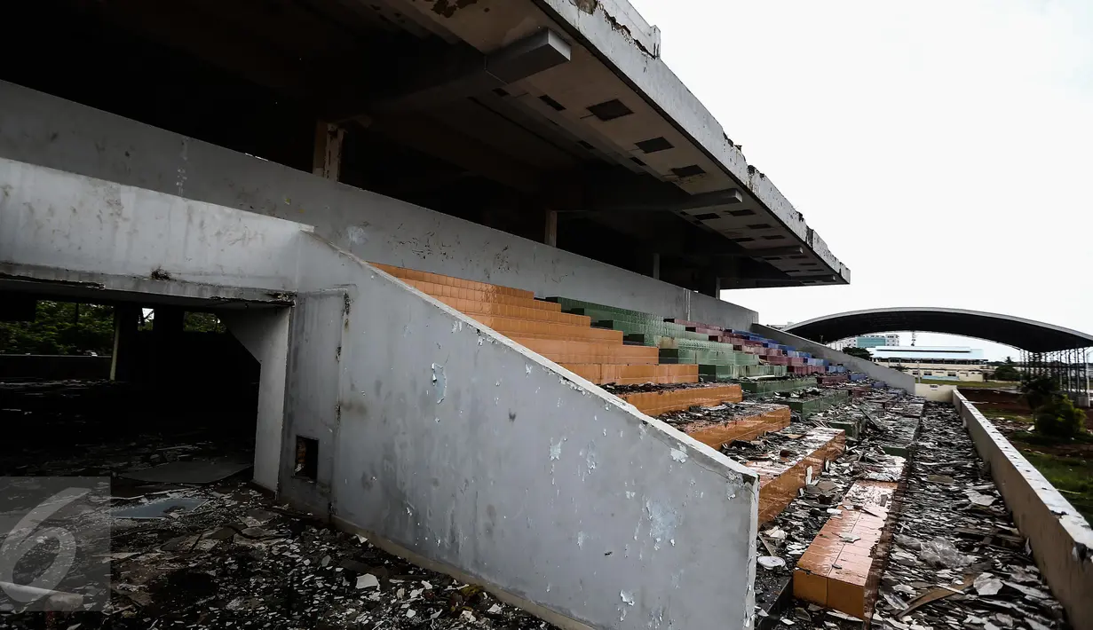Puing-puing bangunan berserakan di lokasi proyek pembangunan arena pacuan kuda Pulomas, Jakarta, Rabu (1/2). Arena pacuan yang akan digunakan dalam Asian Games 2018 itu ditargetkan rampung pada November 2017. (Liputan6.com/Faizal Fanani)