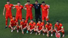 Formasi "berantakan" Timnas Wales mengundang perhatian kala mereka berjumpa dengan Timnas Swiss di laga perdana Grup A Euro 2020. Berbeda dengan pose tim pada umumnya, mereka dengan sengaja memilih bergaya asimetris dan terkesan berantakan. (Foto: AFP/Pool/Naomi Baker)