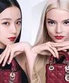 Jisoo BLACKPINK dan Anya Taylor Joy tampil kompak dengan gaya misterius saat kenakan lipstik merah [Dior]