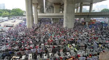 Ribuan sepeda motor ilegal hasil razia polisi disimpan di lahan parkir di bawah jembatan Nantou di Shenzhen, Provinsi Guangdong, China (5/4). Sebagai besar sepeda motor yang di sita ini tidak memenuhi standarisasi kelayakan jalan.(AFP Photo/China Out)