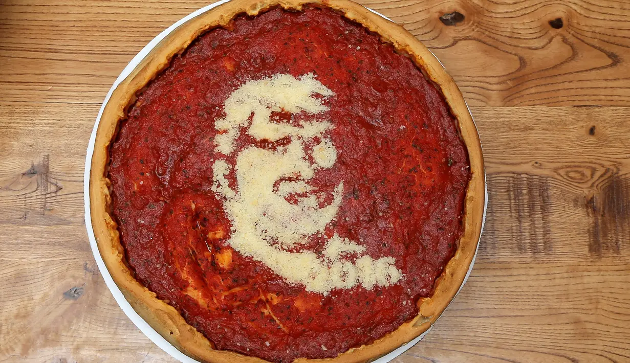 Sebuah pizza bergambar wajah calon presiden AS dari Partai Republik, Donald Trump, yang dibuat oleh Chief Cook, Fabian Martinez di Giordano Pizzeria, Chicago, Selasa (27/9). (REUTERS / Jim Young)