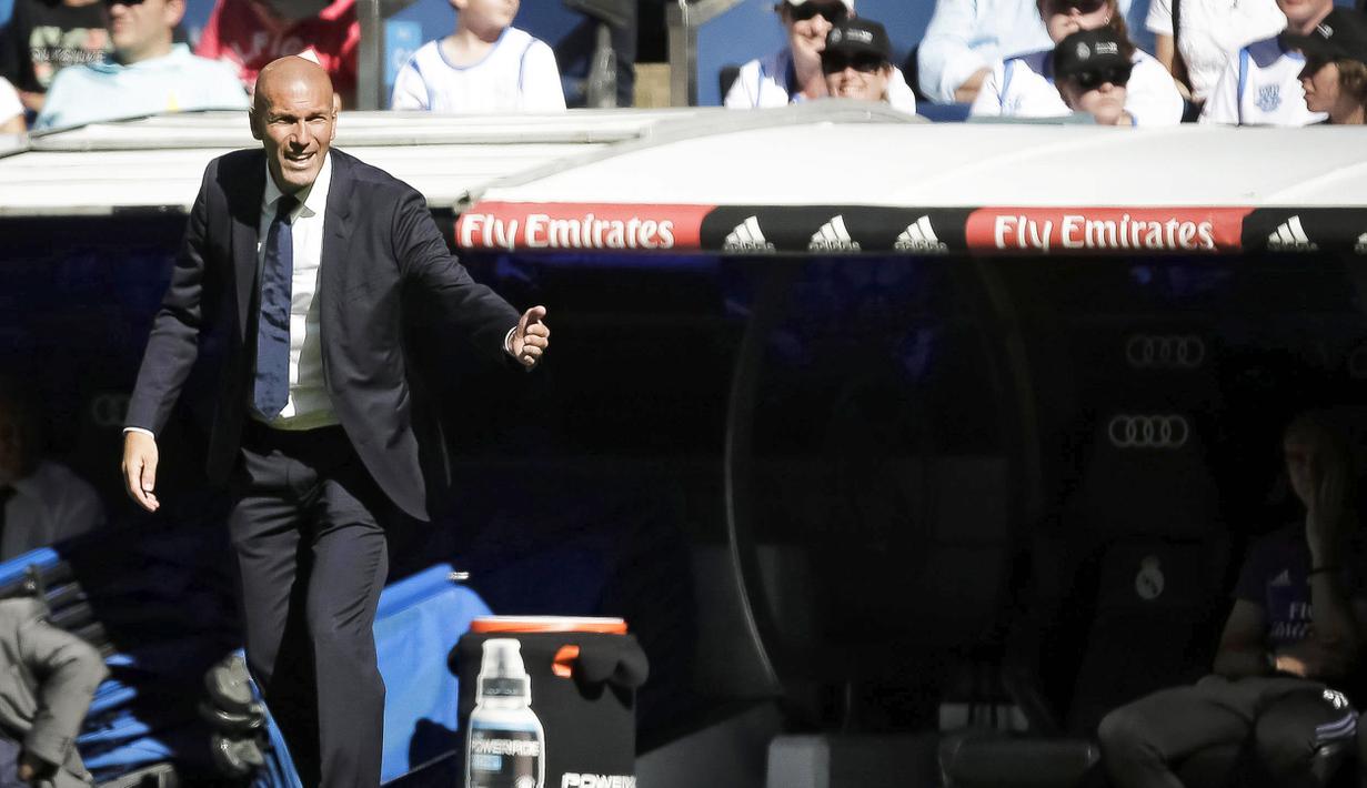 Pelatih Real Madrid, Zinedine Zidane saat memberikan instruksi kepada para pemain Madrid pada lanjutan La Liga Spanyol 2016-2017 di Stadion Santiago Bernabeu, Madrid, Minggu (2/10/2016). (EPA/Emilio Naranjo)