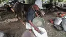 Penjual hewan kurban melakukan aktivitas di area pemakaman Tionghoa, Tanah Kusir, Jakarta, Selasa (21/7/2020). Jelang Idul Adha, pedagang mengaku menyediakan hewan kurban untuk dijual hanya setengah dari tahun sebelumnya karena sepinya minat pembeli di tengah Covid-19. (Liputan6.com/Johan Tallo)