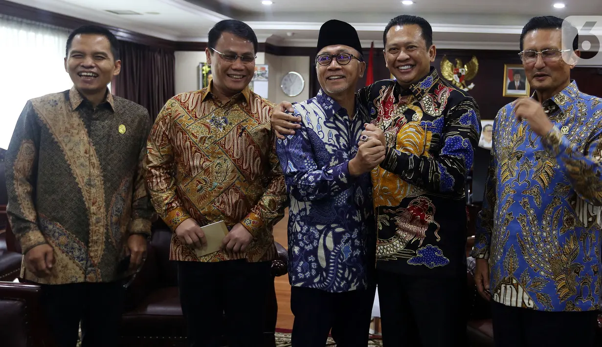 Ketua MPR Bambang Soesatyo (kedua kanan) dan Wakil Ketua MPR Zulkifli Hasan (tengah), Fadel Muhammad (kiri) serta Ahmad Basarah (kedua kiri) berfoto bersama sebelum rapat perdana pimpinan MPR periode 2019-2024 di Kompleks Parlemen Senayan, Jakarta, Rabu (9/10/2019). (Liputan6.com/Johan Tallo)