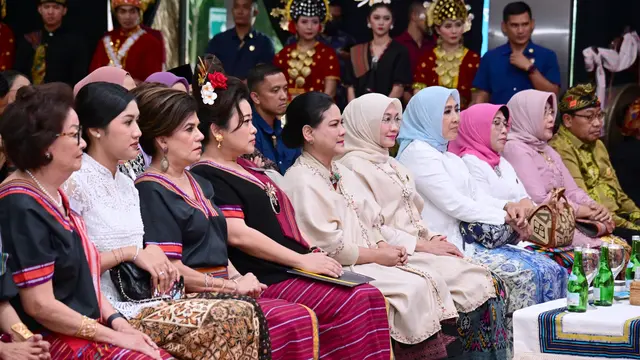Gaya Manis Tapi Mahal Erina Gudono Temani Ibu Mertua Iriana Jokowi Kunjungan, Kenakan Atasan Putih dan Tas Chanel Ratusan Juta