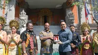 Wakil Ketua BKSAP Putu Supadma Rudana saat bertukar cenderamata usai melakukan pertemuan bilateral dengan Parlemen Papua Nugini. (Dok. DPR RI)