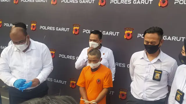 Kasat Reskrim Polres Garut AKP Dede Sopandi mengatakan, motif tersangka yakni ketika keluarga lain tidur, kemudian tersangka masuk kamar korban dan meraba-raba daripada kemaluan korban.