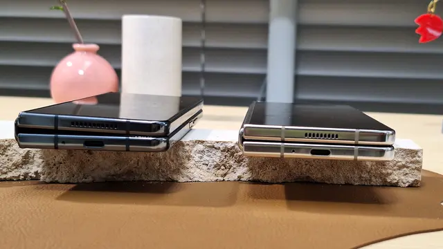 Perbandingan Samsung Galaxy Z Fold5 (kanan) dengann Z Fold4 (kiri) (Liputan6.com/Giovani Dio Prasasti)