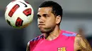 Bek Barcelona Daniel Alves sedang bersiap dalam tur pramusim ke Korea Selatan pada 3 Agustus 2010. AFP PHOTO/JUNG YEON-JE