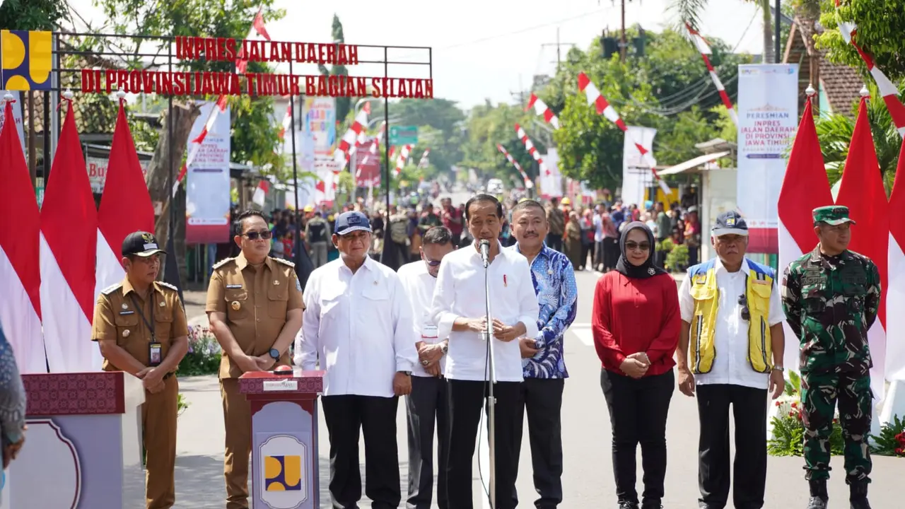 Presiden Joko Widodo (Jokowi) meresmikan perbaikan 33 ruas jalan di Jawa Timur. Peresmian dipusatkan di Madiun, Jawa Timur, Jumat (8/3/2024). (Dok Kementerian PUPR)