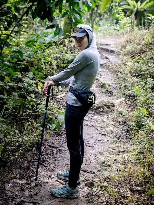 Perempuan kelahiran Banjarmasih 43 tahun silam itu tampil sporty trakking Curug Leuwi Hejo di kawasan Bogor, Jawa Barat. [Instagram/ollaramlan]