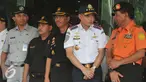 Menteri Perhubungan Ignasius Jonan berbincang dengan Mayjen Tatang Z saat gelar pasukan gabungan angkutan lebaran 2015 di Kemenhub, Jakarta, Kamis (2/7/2015). Kemenhub berkewajiban melancarkan arus mudik-balik lebaran 2015. (Liputan6.com/Herman Zakharia)