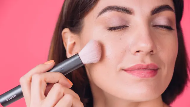 5 Teknik Aplikasi Powder Blush yang Benar agar Wajah Tampak Segar Alami