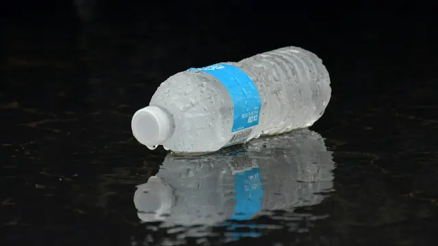 Ilustrasi botol air minum plastik