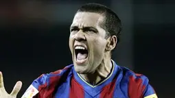 Kegembiraan bek Barcelona, Daniel Alves seusai gol Lionel Messi ke gawang Malaga dalam lanjutan La Liga di Camp Nou Stadium, 27 Februari 2010 AFP PHOTO / JOSEP LAGO 