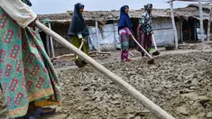 Para petani tradisional menyiapkan lahan untuk pengolahan air laut yang menjadi bahan baku utama pembuatan garam di Lampanah, Aceh Besar, Aceh, Senin (26/8/2019). Setiap petani di permukiman Lampanah mampu memproduksi garam sekitar 150 - 200 kilogram per hari yang dijual Rp5.000 per kilogram. (CHAID