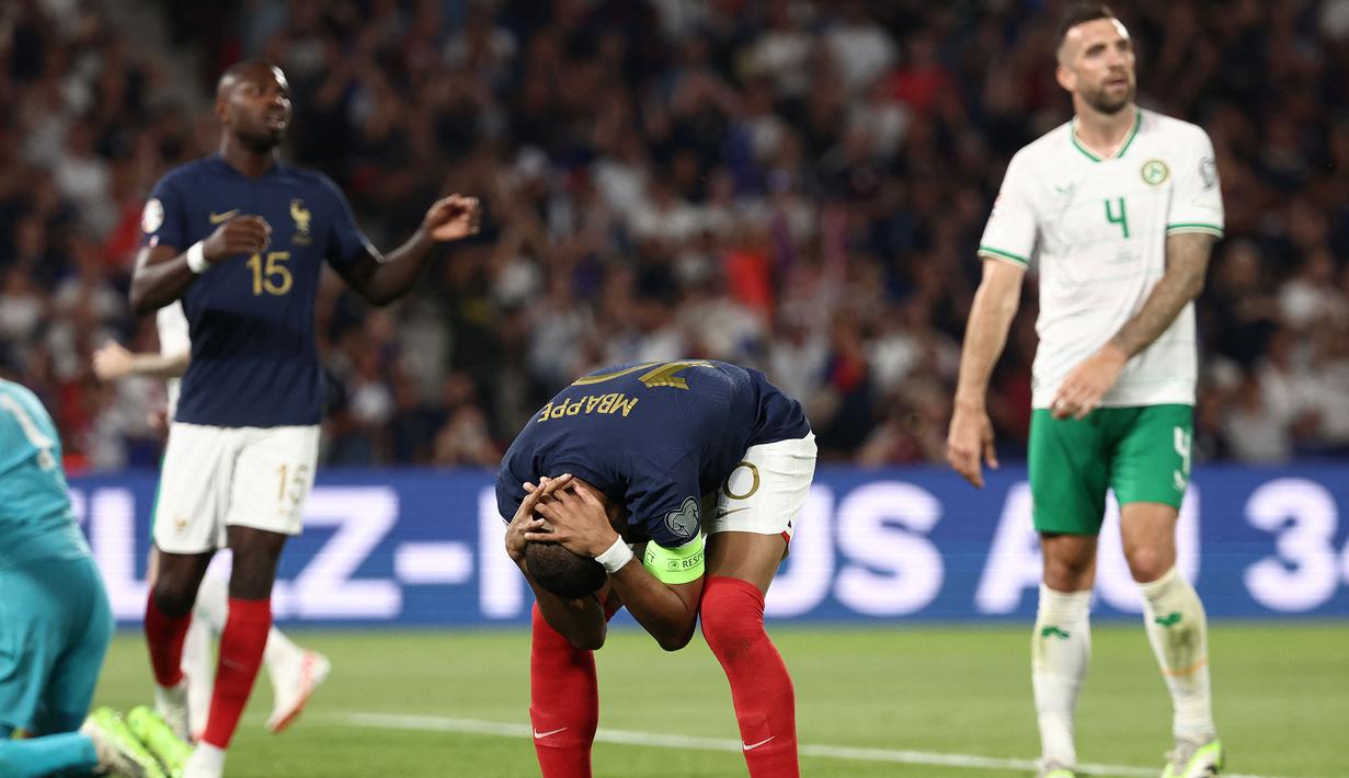 Reaksi kecewa striker Timnas Prancis, Kylian Mbappe (tengah) setelah gagal memanfaatkan peluang di depan gawang Republik Irlandia pada laga Grup B Kualifikasi Euro 2024 di Parc des Princes Stadium, Paris, Jumat (8/9/2023) dini hari WIB. (AFP/Franck Fife)