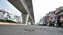 Jalanan rusak di kawasan Kelapa Gading, Jakarta, Rabu (5/9). Kondisi jalan bertambah parah sejak adanya pembangunan proyek LRT yang dapat menyebabkan kecelakaan serta mengancam keselamatan pengendara. (Merdeka.com/Iqbal S. Nugroho)