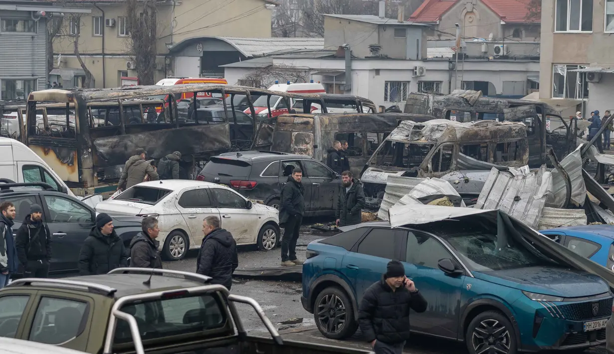 Wali Kota Kyiv, Vitali Klitschko, melaporkan serangan drone dan rudal balistik Rusia pada Kamis 12 Februari 2026 telah memutus pasokan air dan listrik di ribuan gedung apartemen. Tampak dalam foto, warga setempat memeriksa mobil-mobil yang rusak di Odesa pada Jumat 13 Februari 2026. (Oleksandr GIMANOV/AFP)