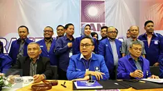 Ketua Umum PAN Zulkifli Hasan (tengah) bersama Ketua Dewan Kehormatan PAN Amien Rais (kiri) memberikan keterangan seusai penutupan Rapat Kerja Nasional (Rakernas) PAN di Hotel Mercure, Jakarta, Senin (29/5).(Liputan6.com/Immanuel Antonius)