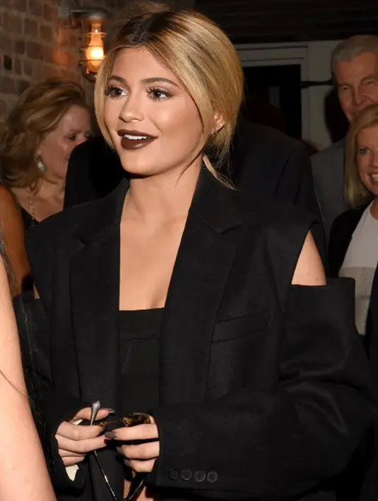 Sampai saat ini Kylie memang belum memberi tahu ke publik secara langsung mengenaikehamilannya. Namun sejak beberapa bulan lalu, tepatnya di bulan Juli, ia bercerita kepada teman-teman dekatnya. (AFP/Vivien Killilea)