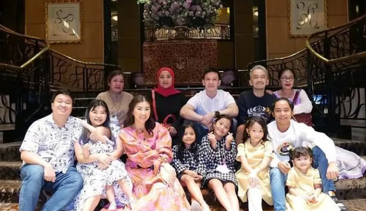 Ruben Onsu, bersama keluarga besarnya merayakan ulang tahun sang adik, Jordi Onsu. (Foto: Instagram/@ruben_onsu)