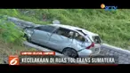 Diduga mengalami pecah ban, mobil ber-plat B terjun ke jurang di jalan Tol Trans Sumatra, di Lampung. Dua orang tewas dalam kejadian tersebut.