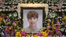 Jonghyun SHINee mengakhiri hidupnya dengan cara bunuh diri. Ia tewas setelah diduga menghirup karbon monoksida di apartemennya. Ia bunuh diri akibat mengalami depresi. (CHOI Hyuk/pool/AFP)