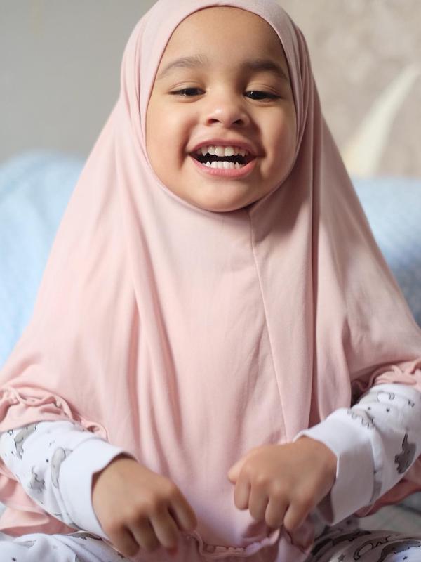 Potret kedua putri Shireen Sungkar saat pakai hijab, cantik bikin gemas. (Sumber: Instagram/@shireensungkar)