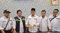 Ketua PPIH Arab Saudi 2023 M Subhan Cholid mencicipi masakan untuk calon jemaah haji Indonesia. (Ist)
