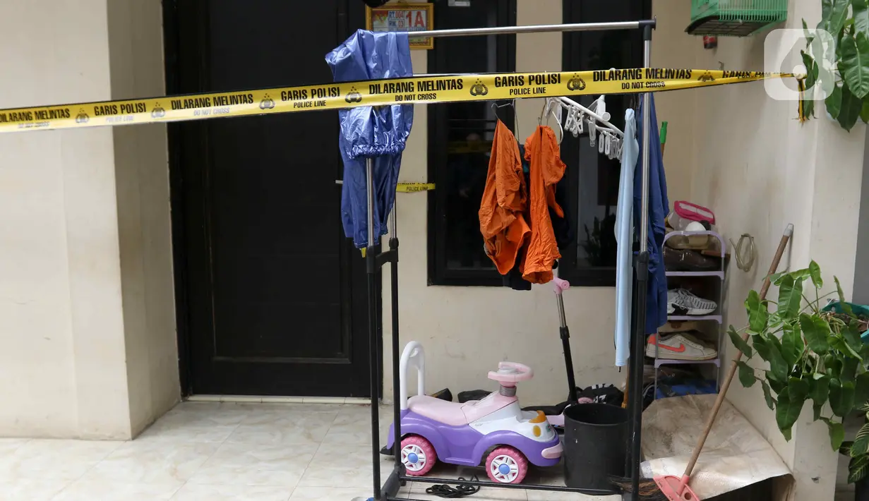 Pada saat dilakukan olah TKP awal, penyidik menemukan ayah korban P (40) ditemukan dalam kondisi terlentang di kamar mandi dengan badan yang sudah penuh luka-luka. (Liputan6.com/Herman Zakharia)