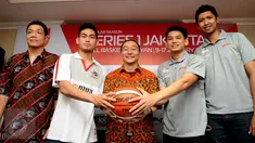 Komisioner IBL, Hasan Gozali (tengah) berpose bersama pemain dan pelatih yang akan berlaga di Indonesia Basketball League musim 2015-2016, Jakarta, Jumat (8/1/2016). Seri 1 IBL akan berlangsung pada 9-17 Januari 2016. (Liputan6.com/Helmi Fithriansyah) 