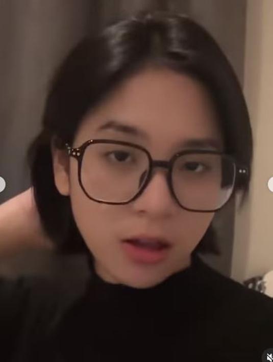 Perempuan kelahiran 16 Mei 2004 ini baru pertama kali tampil dengan rambut pendek. Penampilan Zee dengan rambut bondol pun langsung tuai atensi. Banyak pujian mengalir untuk Zee yang berani tampil dengan rambut bondol. (Liputan6.com/IG/jkt48.zee)