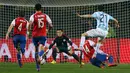 Duel panas terjadi antara Argentina melawan Paraguay pada pertandingan semifinal Copa Amerika 2015 di Concepcion, Chili, (1/7/2015). Argentina melangkah ke final usai mengalahkan Paraguay 6-1. (Reuters/Andres Stapff)